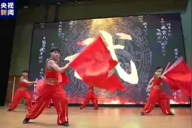 体验中国武术 外国小客人们惊喜万分图片