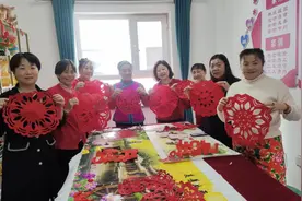 新疆焉耆：非遗剪纸走进社区老年大学 银龄巧手传承非遗文化图片