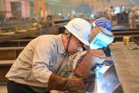 全国劳动模范白新涛：从基层焊工到智能制造先锋图片