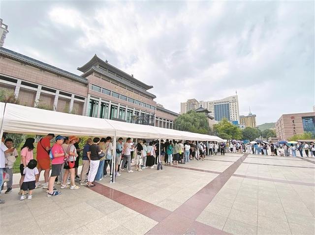 青海省博物馆迎来客流高峰