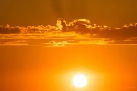 晨读 | 任炽越：太阳升起时的故事图片