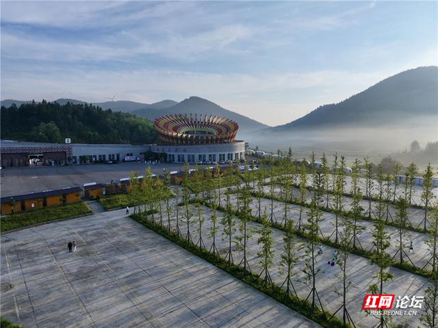 高清湖南丨隆回绝美剪影：晨雾轻拥花瑶大剧场