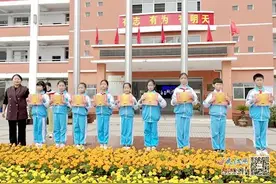 高安市第六小学举行首届“德美少年”评选活动颁奖仪式（图）图片