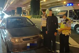 他担心女友安危 却不顾道路安全图片