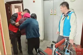 点赞！电梯坏了78岁老人被困楼下 社区90后小伙直奔小区背着老人上楼图片