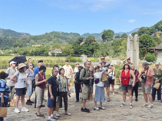 外国游客来华安体验世遗土楼文化