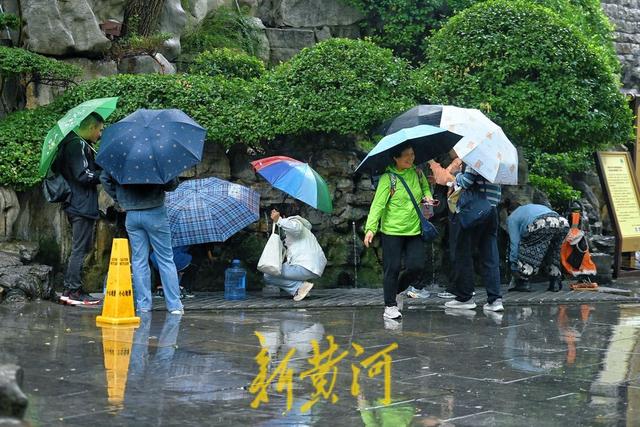 秋分时节雨落泉城，市民黑虎泉畔取水体验独特“秋分泉韵”