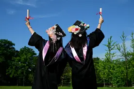 新闻多一度 | 高校学位服“上新” 国风毕业照有多“火”？图片