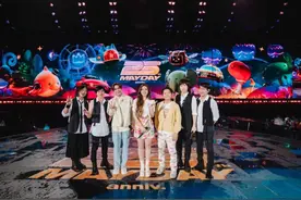 五月天《回到那一天》太原站收官 与告五人合作表演图片