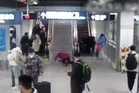 地铁小姐姐连摔两跤，“滑跪”到电梯口，只为第一时间按下急停按钮图片