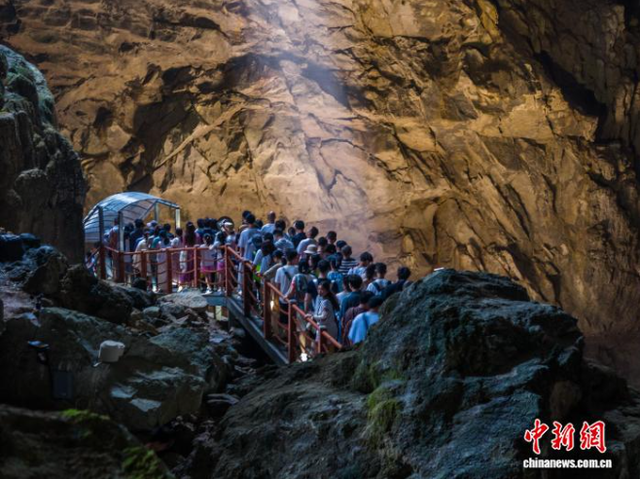 毕节：织金洞迎来避暑旅游高峰