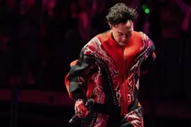 陈奕迅演出突发意外！“痛到哭出来”图片