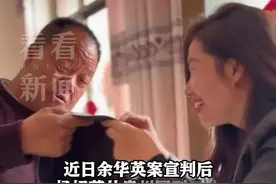 带着苗族衣服看望聋哑养父 杨妞花：我有两个父亲图片