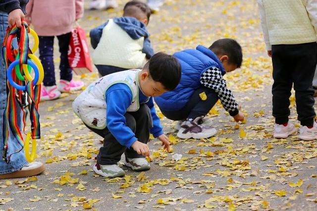 人已爆满！很多青岛人全家出动，乌泱乌泱的……今天这一幕，绝了！