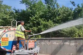 战高温！洛阳城管为全城守护“清凉”图片