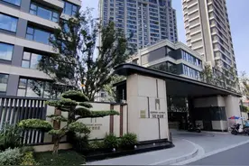 护墙板霉变、报警面板内无电线、装饰条用双面胶贴……上海这群新房业主很糟心！最新：管理部门已牵头协调维修方案图片