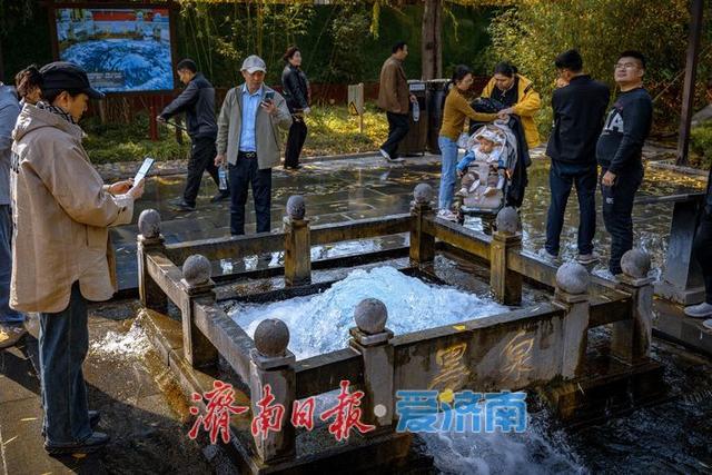济南泉景再添彩！墨泉、梅花泉、漱玉泉争相喷涌，市民赏泉络绎不绝