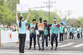 高清大图丨直击北京亦庄人形机器人半程马拉松赛图片