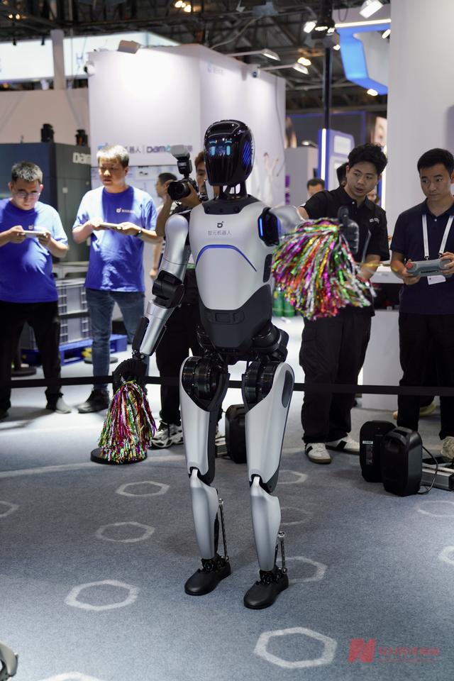 直击WAIC 2025丨上海变身未来实验室，机器人、尖端芯片、AI应用⋯⋯众多科技惊艳亮相