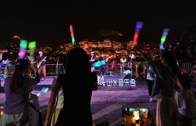国庆中秋爆款旅游地！芙蓉镇·红石林度假区8天精彩不断！