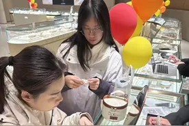 再轻也是真黄金！年轻人掀起手机“贴金热”图片