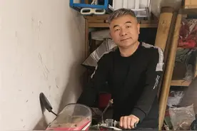 儿子被拐案即将宣判，郭刚堂深夜擦拭寻子摩托车：没事时看看，留个念想图片