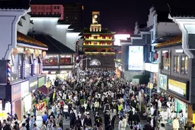 宁波鼓楼步行街人气火爆图片