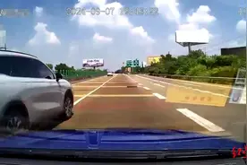 好险！高速路上男子驾车突然压线变道，致小车原地打转，后方还驶来多辆大货车……图片