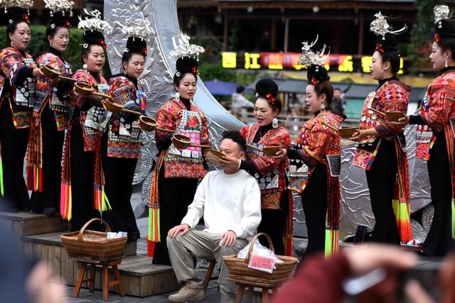 雷山西江苗寨初冬景色怡人吸引游客错峰出游