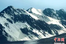 青海岗什卡雪峰白雪皑皑 银光熠熠图片