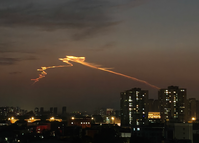 北京傍晚天空现神奇“光线”！气象专家：这是火箭云