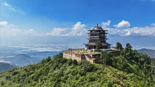 【跟着赛事游凉山】奔跑在画中 这张西昌“金标”名片藏着的湖光山色