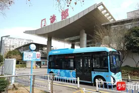 “宝宝巴士”开进省人民医院，下车即达诊室！南京首条就医微循环公交上线图片