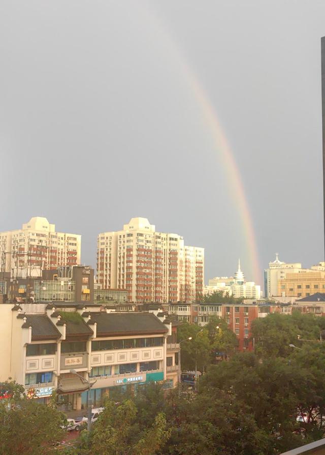 雨后看见彩虹！北京晚霞金光漫天！
