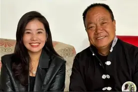 杨妞花直播因太多人刷礼物直言“太害怕”，打赏将全捐！并称“养父不是卖家”图片