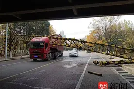 粗心司机开车走神，厢式大货车撞断限高杆图片