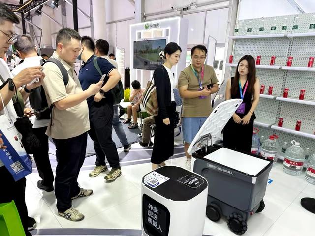 2025世界机器人大会上 这些机器人“熟面孔”来自成都高新区