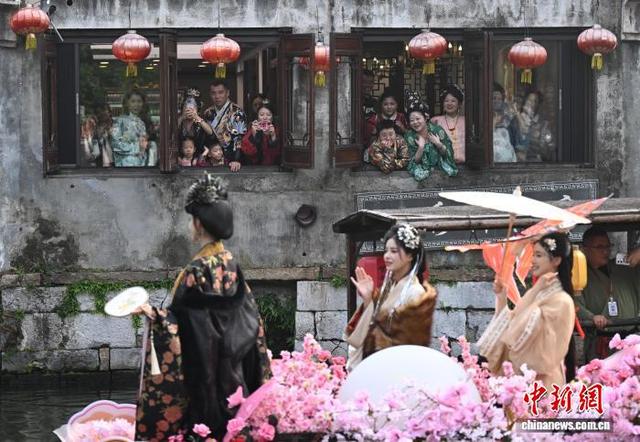 浙江西塘古镇上演水上汉服巡游