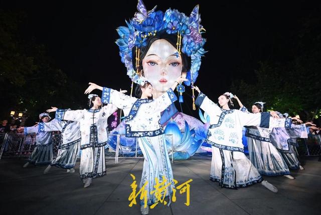 泉城“湖畔雨荷”搬家， 游客纷纷合影留念