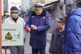 西城消防为平房区居民配置单仓智能充电柜 升级用电安全图片