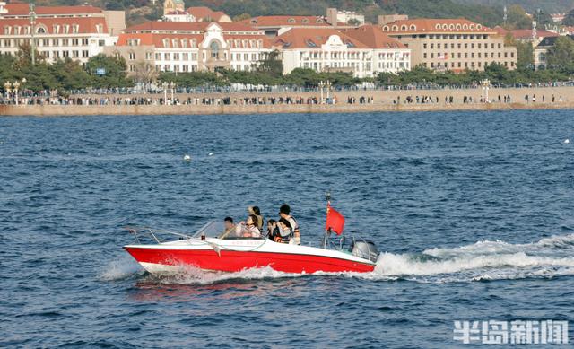 栈桥碧波载游人，天朗气清眺楼宇