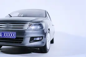 将车牌鄂F改为鄂E，一车主将私家车变更号牌，交警：拘留+罚款！图片