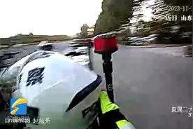 女童高烧昏厥口吐白沫 妈妈紧急求助交警 铁骑出租车合力护送图片