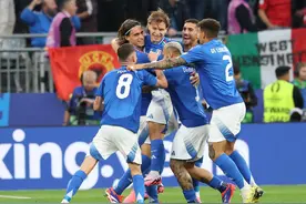 在“魔鬼客场”遭遇闪电丢球！卫冕冠军意大利队2比1逆转“山鹰军团”图片