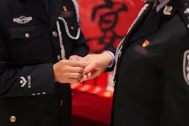祝福！两缉毒警曾假扮情侣，如今订婚了图片