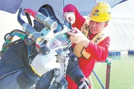 蛙人下潜 无人机升空 水陆空一体作业图片