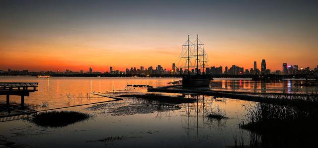 美丽中国丨秋水明落日 流光溢江城