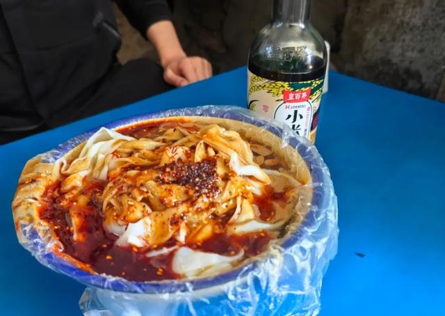 崔庙藏不住了！一碗凉皮竟吃哭了刚来3年的“牛马”打工人