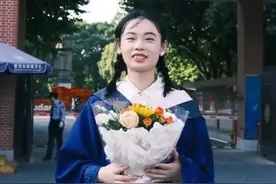 复旦的盲人女孩，毕业后成为孩子们的“光”图片