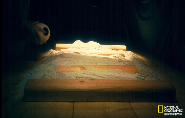 将脑子搅成浆，把器官放进罐子......他们参照古埃及文献成功复制了一具木乃伊